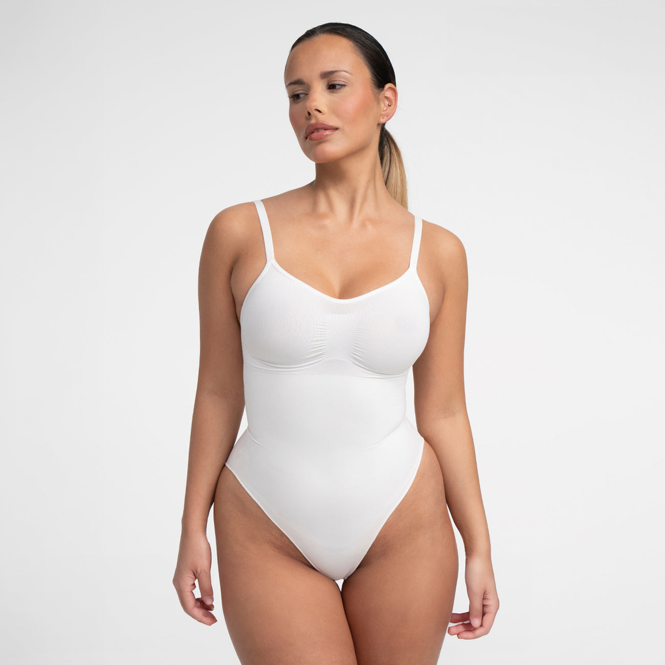 Siluettia muokkaava muotoilubody alushousuilla