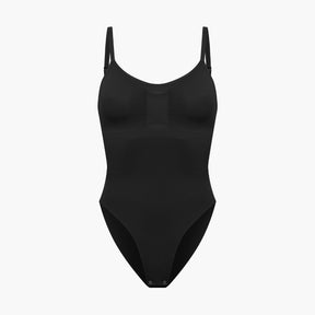 Siluettia muokkaava muotoilubody alushousuilla