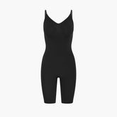 Muotoileva body shortseilla