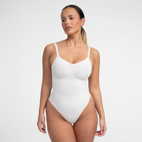 Siluettia muokkaava muotoilubody alushousuilla