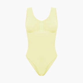 Hihaton muotoileva body alushousuilla