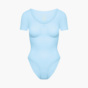 T-paita muotoileva body alushousuilla