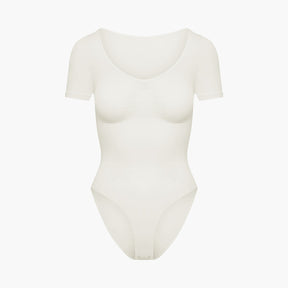 T-paita muotoileva body alushousuilla