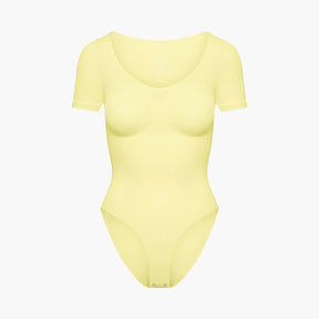 T-paita muotoileva body alushousuilla