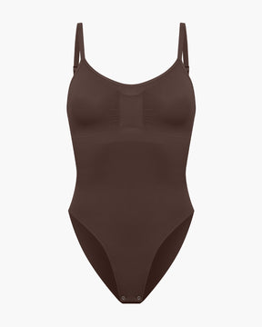 Siluettia muokkaava muotoilubody alushousuilla