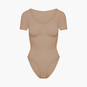 T-paita muotoileva body alushousuilla